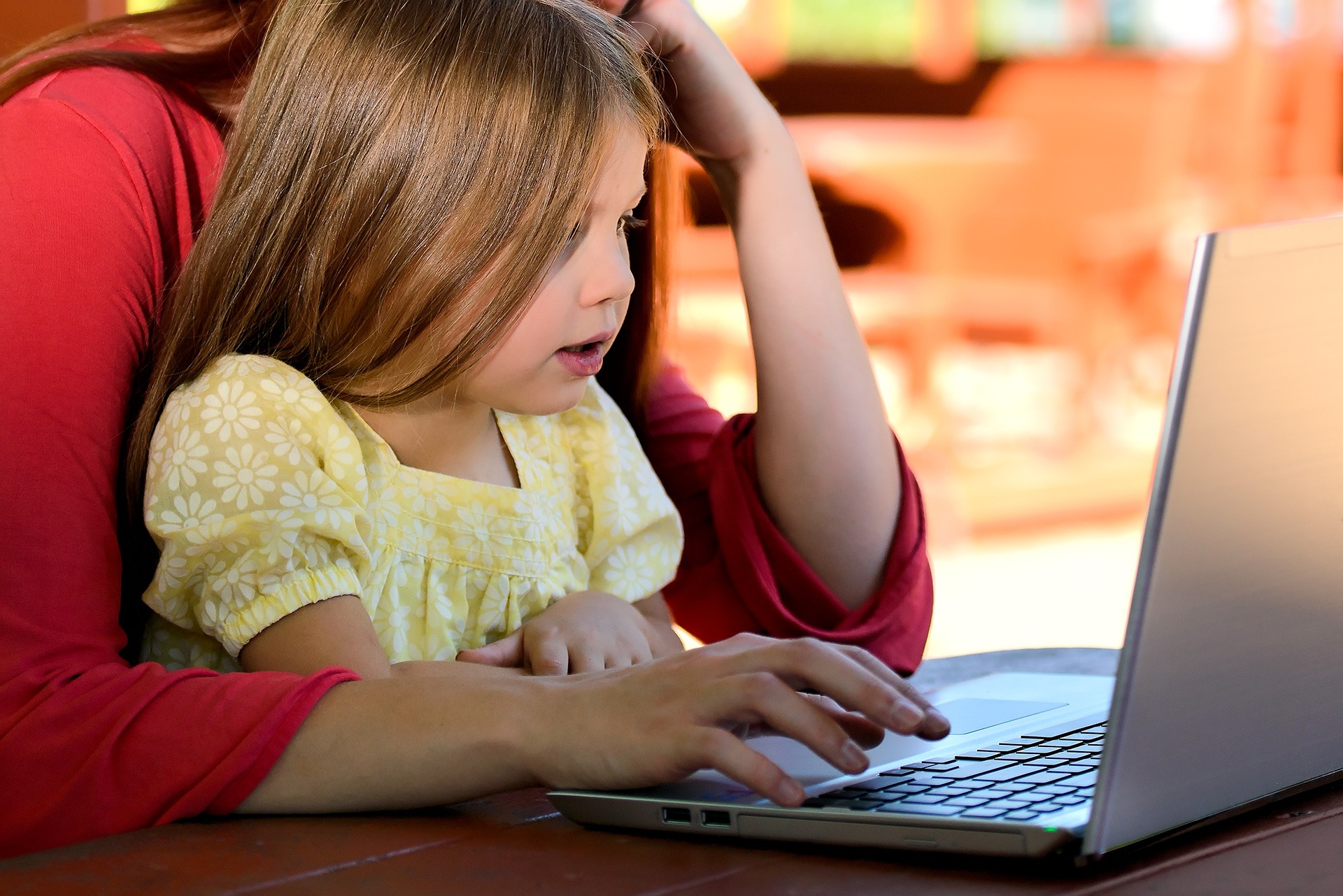 dad bambina e mamma computer.jpg